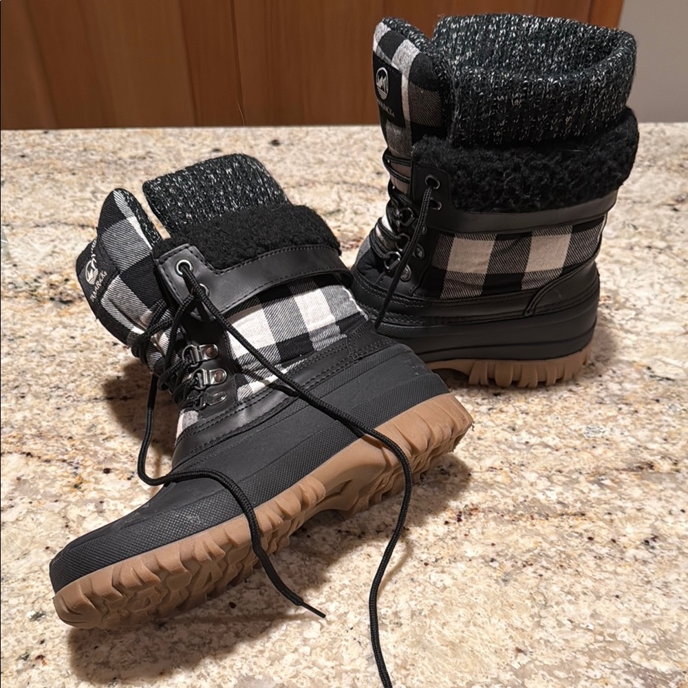 Women's Black and white Tamarak Winter Boots